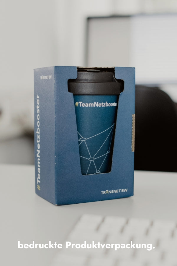 Nachhaltige Mehrwegbecher mit Produktverpackung